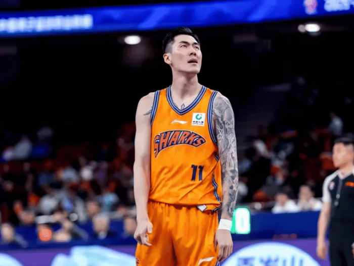 上海男篮逆转青岛队七连胜稳固榜首