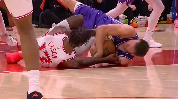 伊森与东契奇地板球争执升级 湖人火箭常规赛激