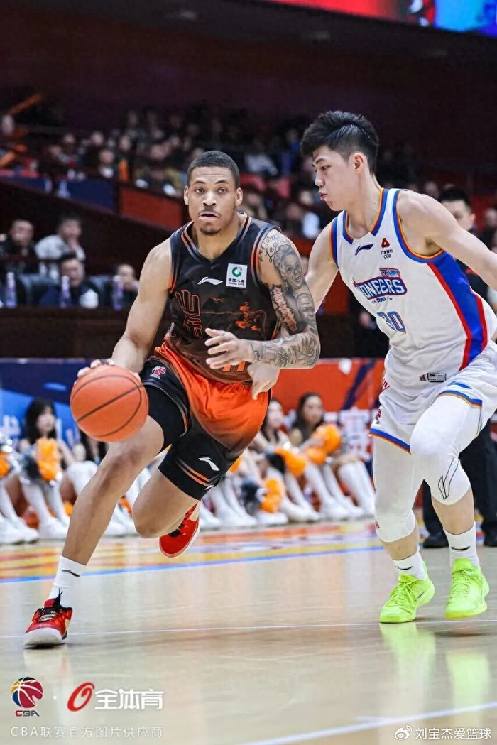 山东男篮外援内斗白热化，克里斯伤退引发四人