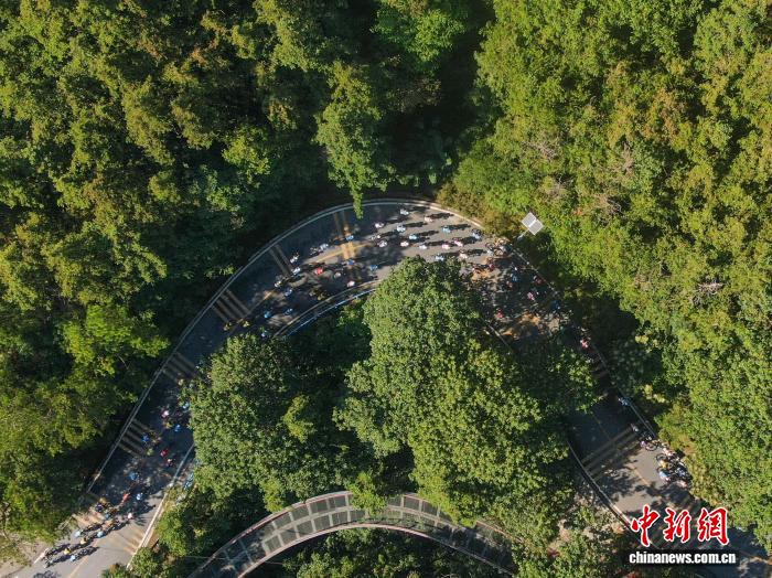 荷兰瓦尔肯堡公园酒店车队在环鄱阳湖第十三届