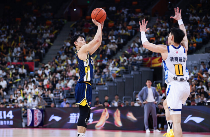 广东男篮主场大胜浙江广厦冲击四连胜